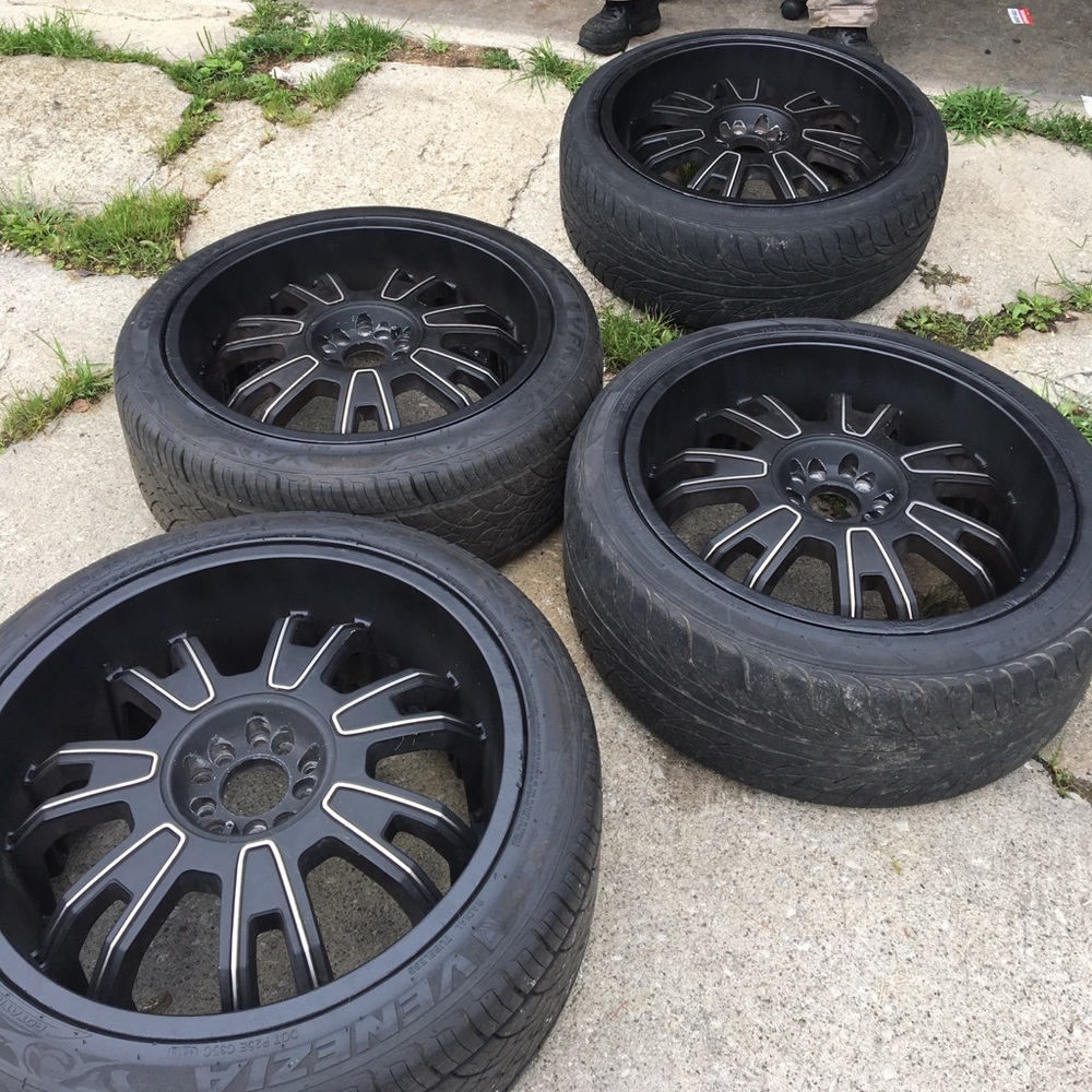 5 lugs 265/45 22in